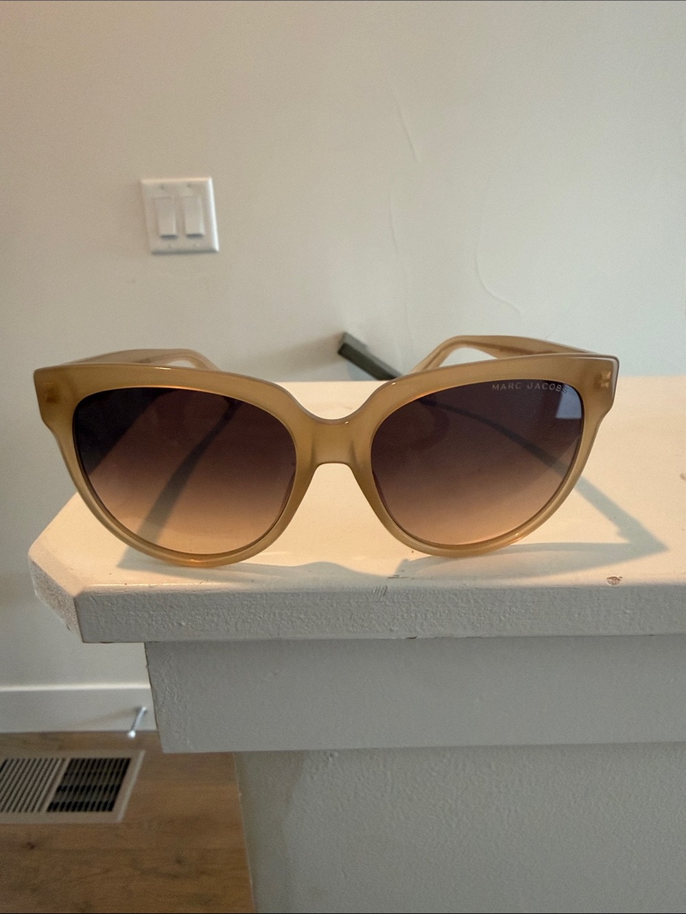 Marc Jacobs Tan Beige Cat-Eye Sunglasses with Gradient Brown Lenses